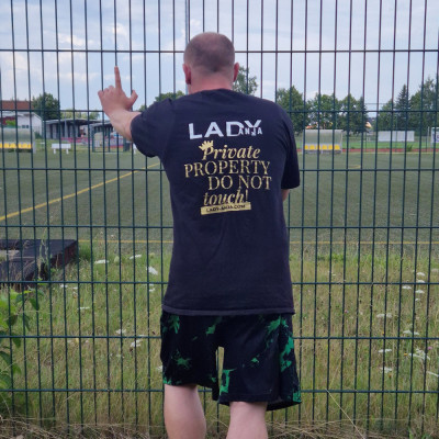 T-Shirt „Private PROPERTY DO NOT touch“ - Owned & Proud Version