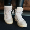 Hautfarbene Winterstiefel aus Wildleder
