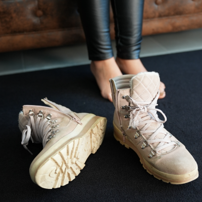 Hautfarbene Winterstiefel aus Wildleder