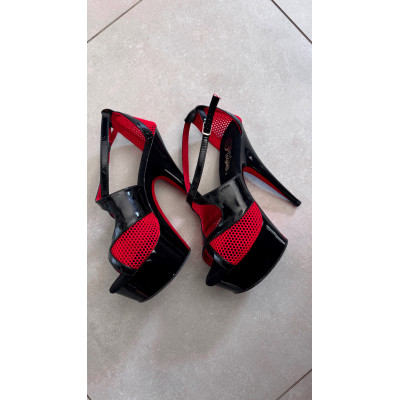 Plateau Sandaletten in Schwarz und Rot